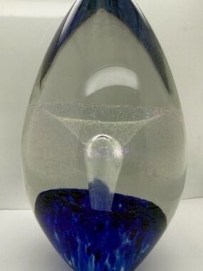 Robert Eickholt 1993 Blue Iridescent Art Glass Paper weight Egg 6x3 in Sculpture